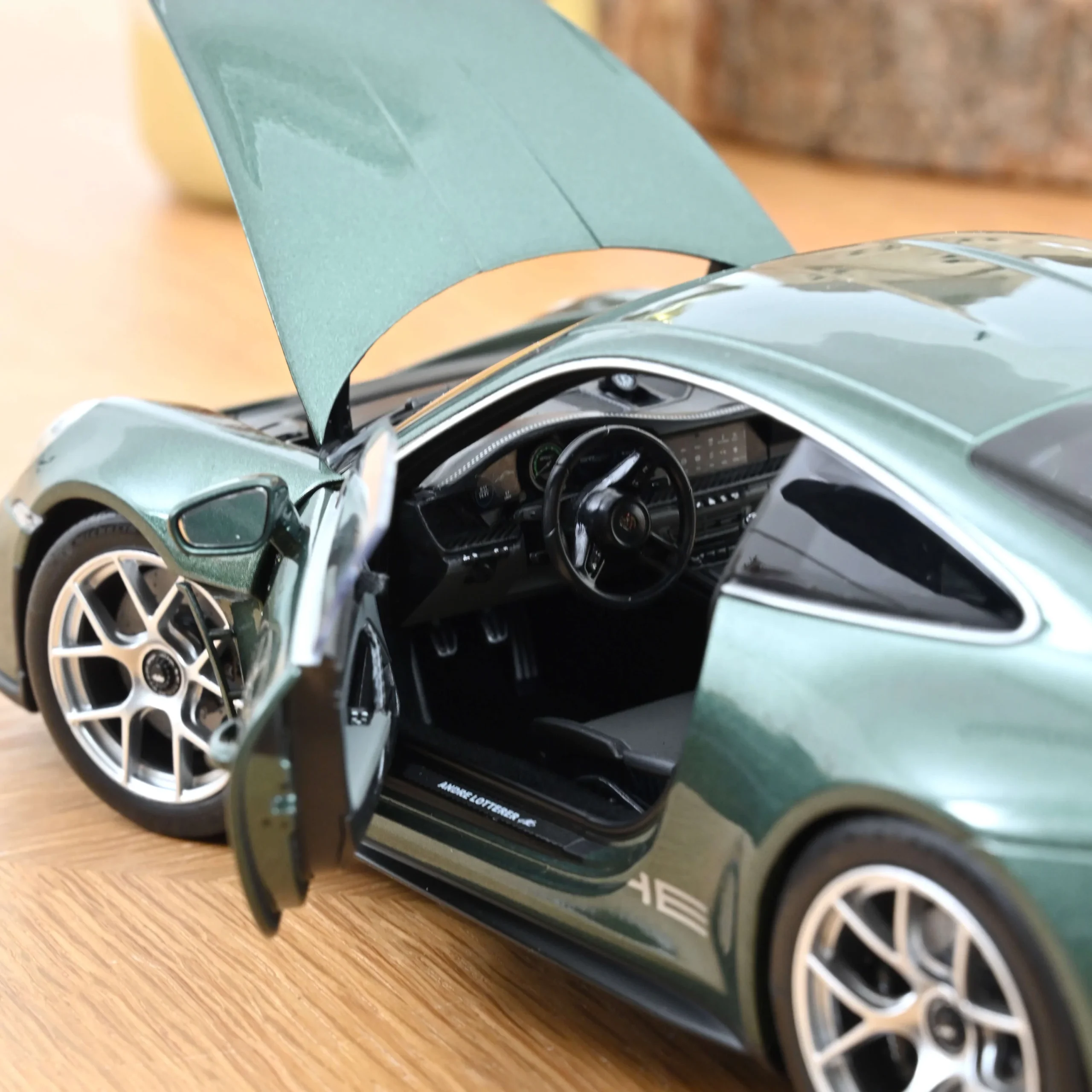 NOREV Porsche 911 S/T 2023 Malachite green metallic 1:18 - Görsel 3