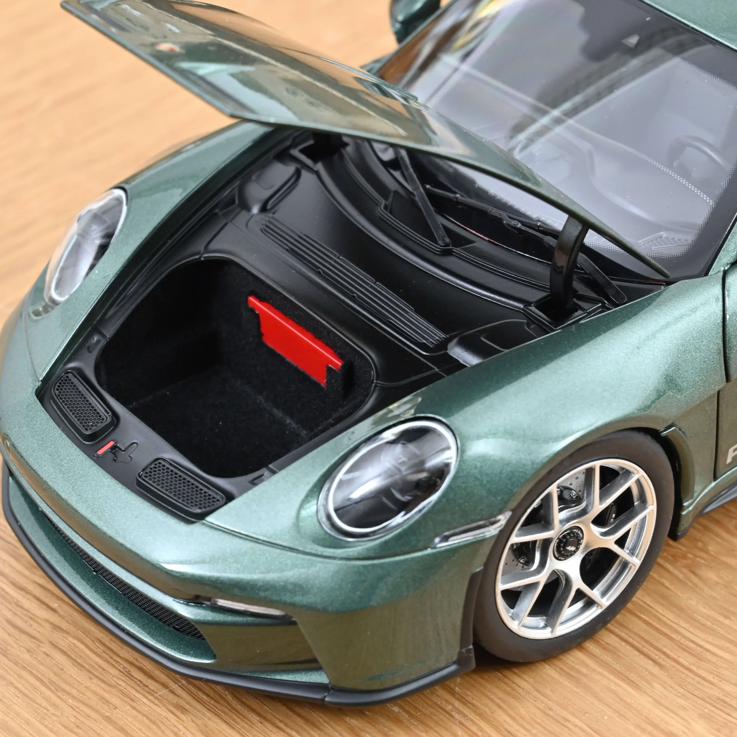 NOREV Porsche 911 S/T 2023 Malachite green metallic 1:18 - Görsel 2