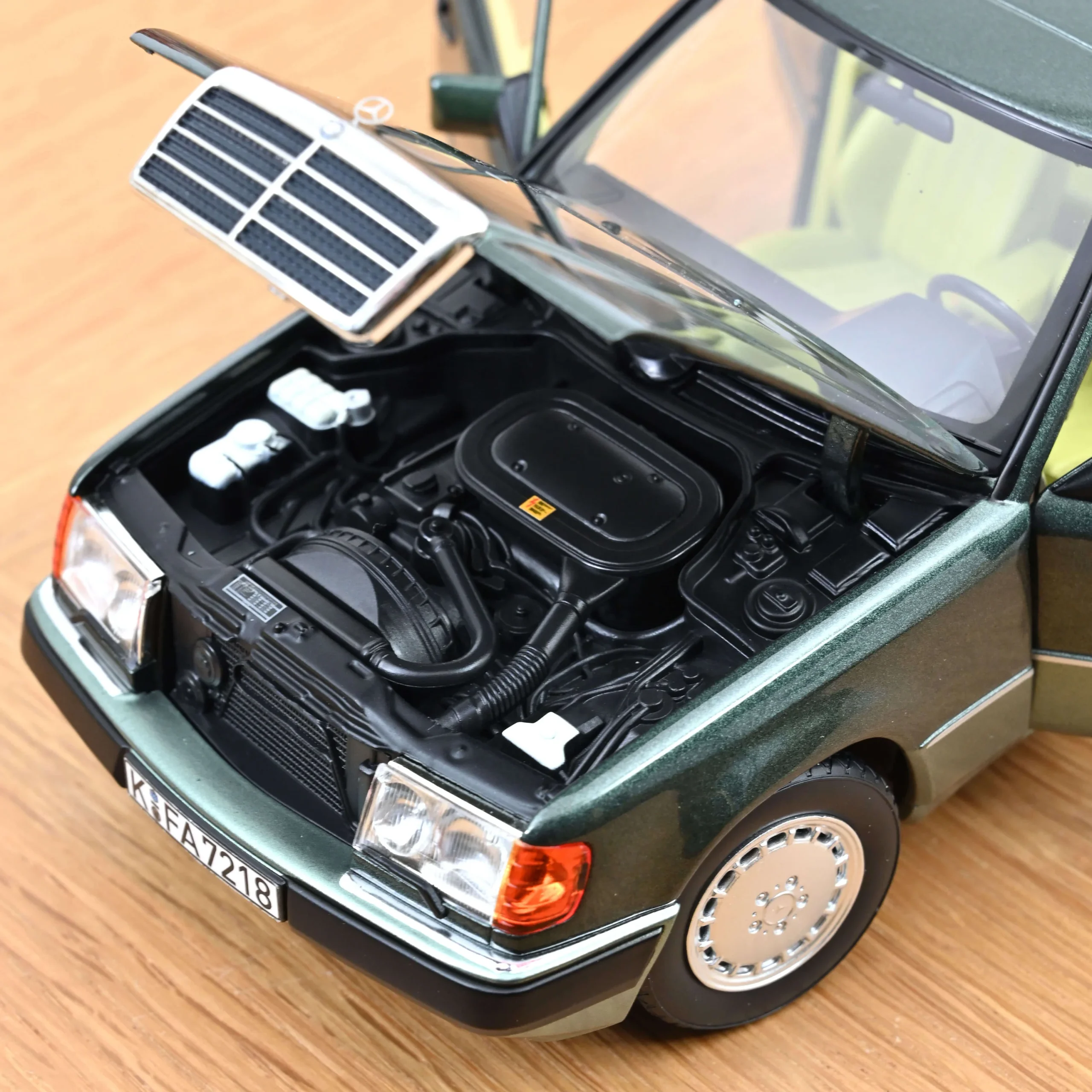 NOREV Mercedes-Benz 230 E 1990 Night Green metallic 1:18 - Görsel 3