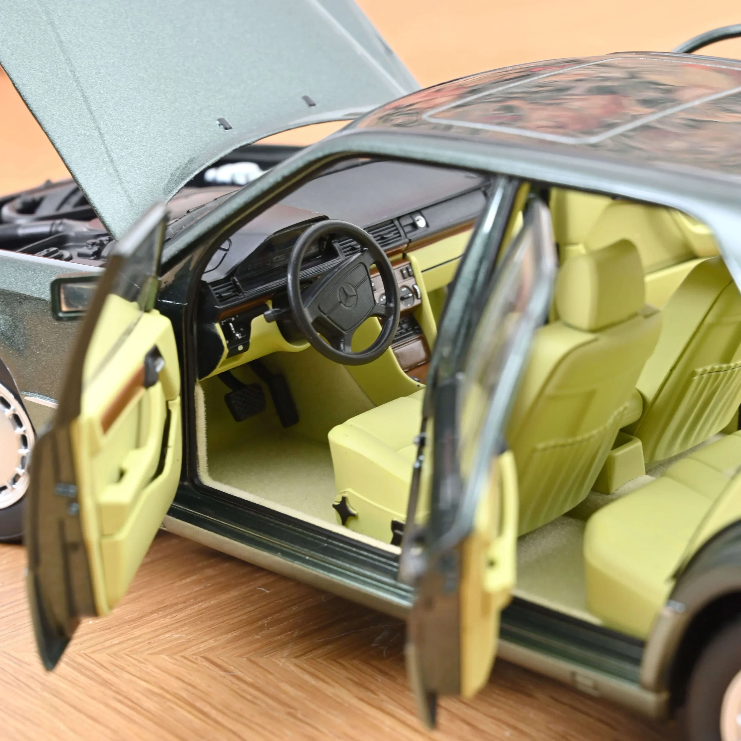 NOREV Mercedes-Benz 230 E 1990 Night Green metallic 1:18 - Görsel 2