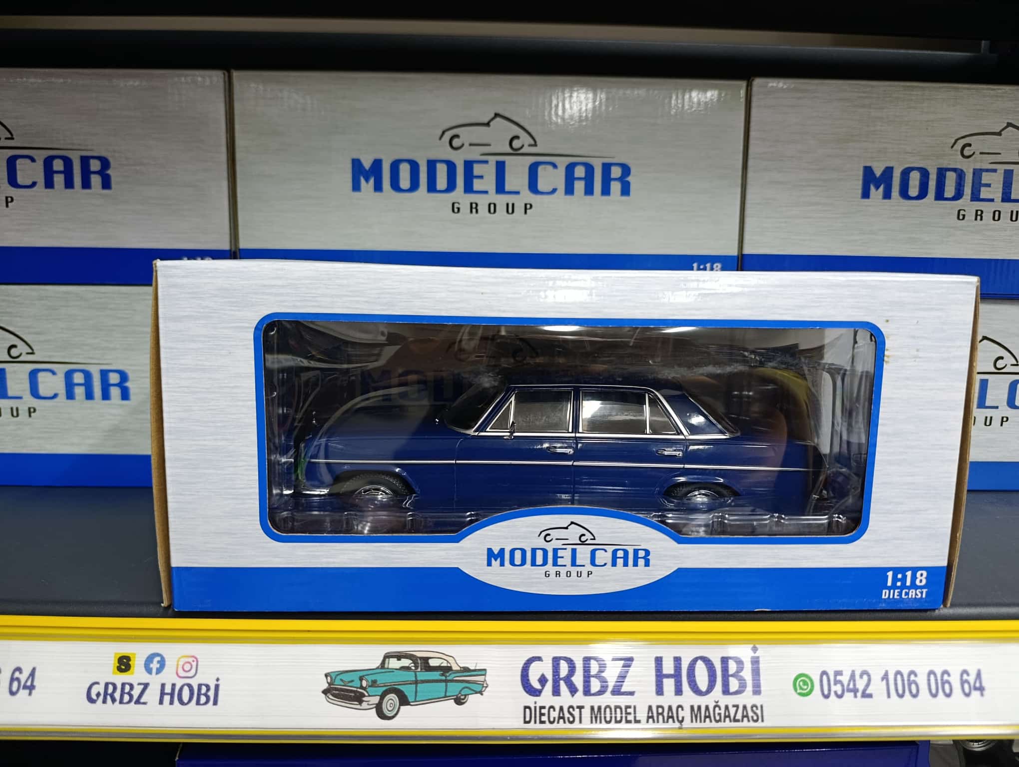 MCG 1/18 Mercedes-Benz 200 D W115 1968 - Görsel 4